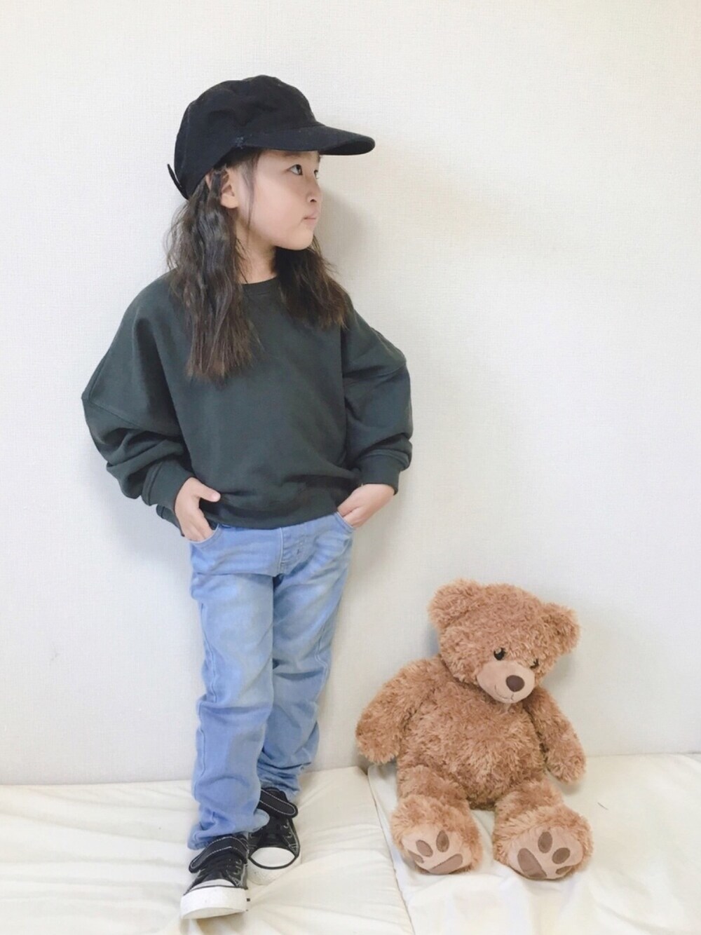 「秋冬コーデ、女の子、おしゃれさんと繋がりたい、シンプル、スウェット」｜「devirockのワイドショート丈スウェット長袖トレーナー（スウェット、ブラック系）」を使った、haruhinaさん（キッズ・90cm）の秋コーディネートの1枚目の写真