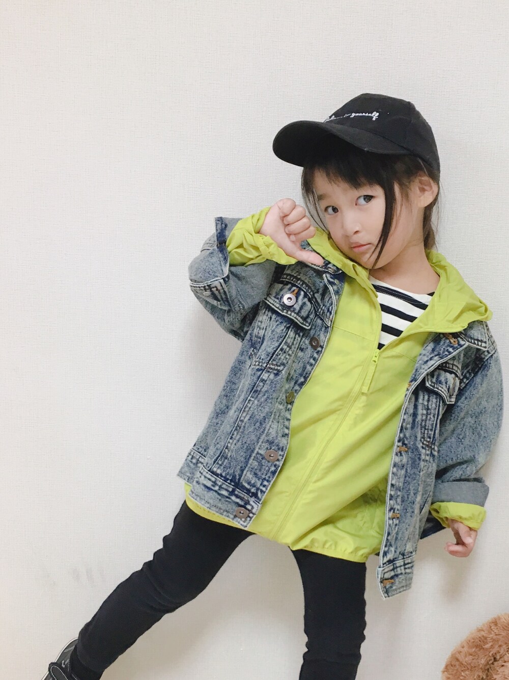 「お目立ちネオンコーデ、デニムジャケット、キャップ、カジュアル、女の子、おしゃれさんと繋がりたい、ネオンカラー」｜「GUのアイテム（デニムジャケット、ブルー系）」を使った、haruhinaさん（キッズ・90cm）の秋コーディネートの1枚目の写真