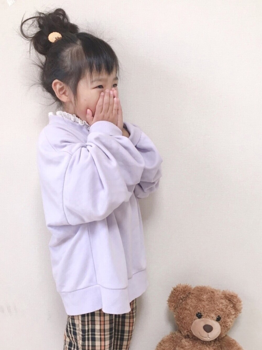 「スウェット、ラベンダー、プチプラ、女の子、ビッグシルエット」｜「CIAOPANIC TYPYのチノバルーンパンツ（チノパンツ、ブラウン系）」を使った、haruhinaさん（キッズ・90cm）の秋コーディネートの1枚目の写真