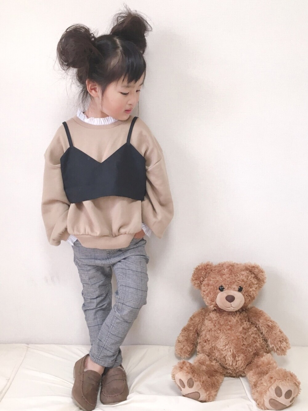 「シンプルおしゃれが好き、おしゃれさんと繋がりたい、秋冬コーデ、hokkoriko、グレンチェック、プチプラ、ビスチェ」｜「GLOBAL WORKの【キッズ】フリルネックスウェットプルオーバー/805880（スウェット、ベージュ系）」を使った、haruhinaさん（キッズ・90cm）の秋コーディネートの1枚目の写真