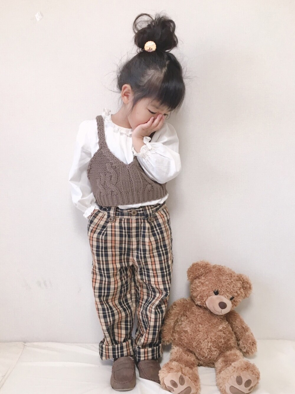 「キッズコーデ、ニットビスチェ、チェック、おだんごヘアー、おしゃれさんと繋がりたい、プティマイン」｜「petit mainのニットビスチェ付ワンピース（ワンピース、ベージュ系）」を使った、haruhinaさん（キッズ・90cm）の秋コーディネートの1枚目の写真