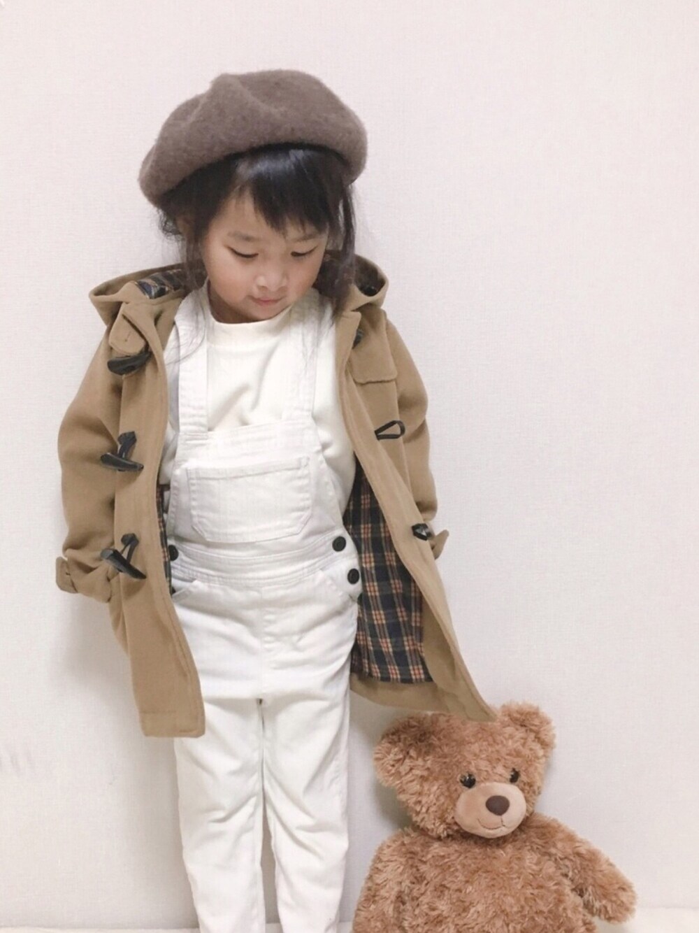 「サロペット、秋サロペ2018きのこ派、ベレー帽、ダッフルコート、ワントーンコーデ、おしゃれさんと繋がりたい、シンプル」｜「しまむらのアイテム（ハンチング/ベレー帽、ブラウン系）」を使った、haruhinaさん（キッズ・90cm）の秋コーディネートの1枚目の写真
