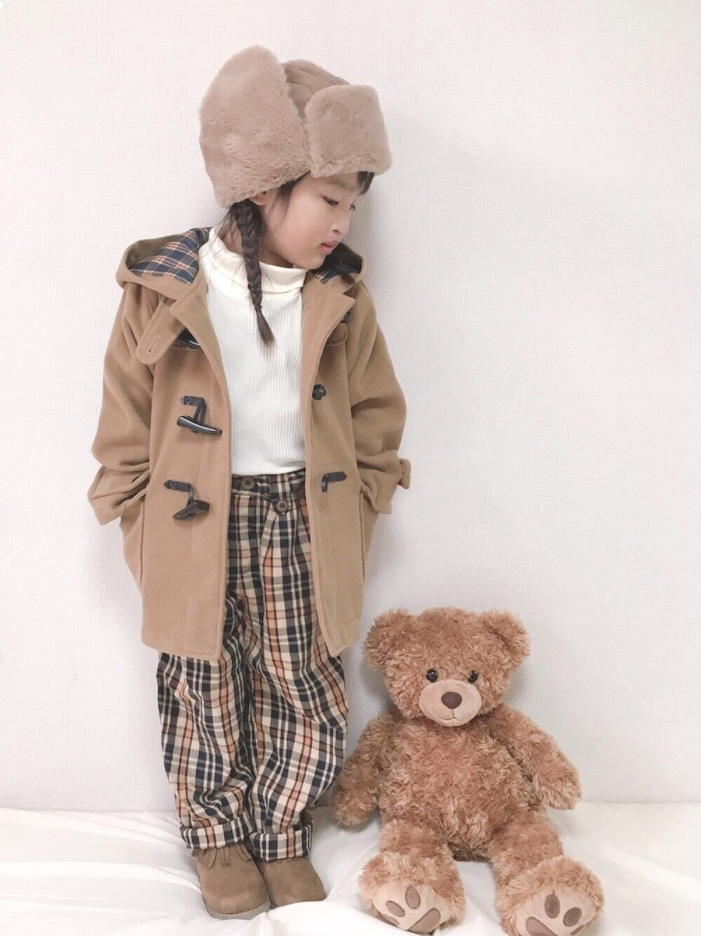 「冬コーデ、プチプラ、女の子、ダッフルコート、フライトキャップ、チェックパンツ、おしゃれさんと繋がりたい」｜「しまむらのアイテム（帽子、ブラウン系）」を使った、haruhinaさん（キッズ・90cm）の秋コーディネートの1枚目の写真