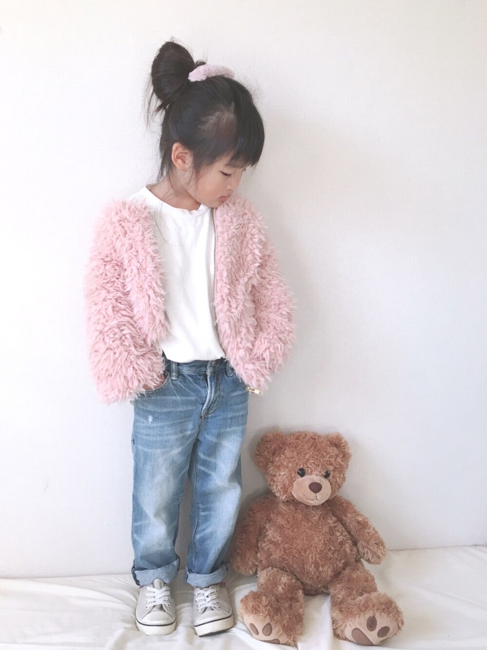 「カジュアルコーデ、kids、プードルコート、ピンク、プチプラ、女の子、おしゃれさんと繋がりたい」｜「西松屋のアイテム（Tシャツ/カットソー、ホワイト系）」を使った、haruhinaさん（キッズ・90cm）の秋コーディネートの1枚目の写真