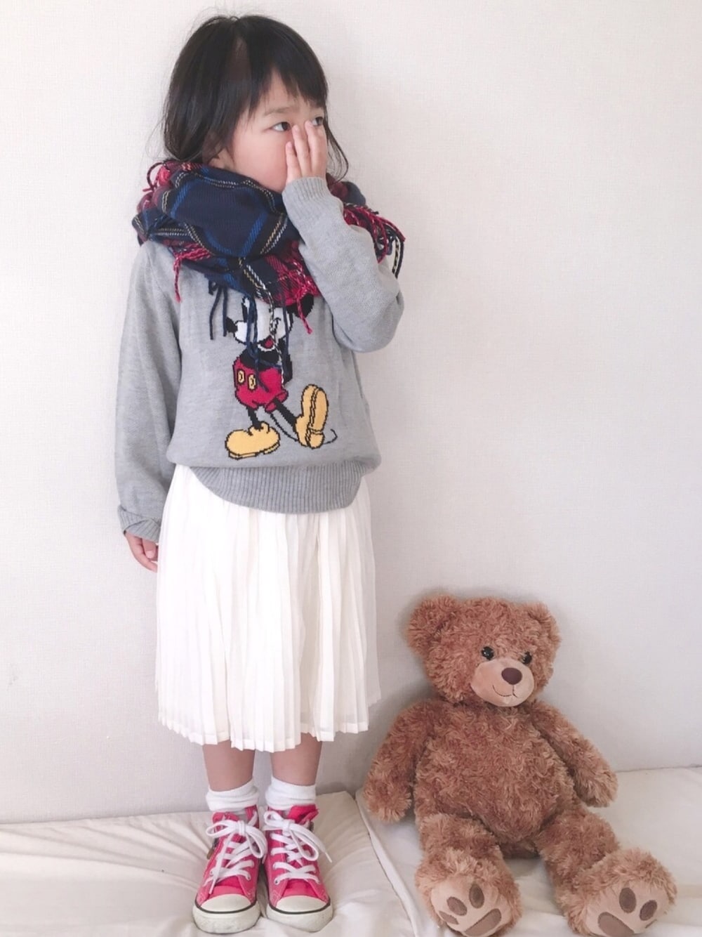 「アイラブCONVERSE、ミッキー、プリーツスカート、リングマフラー、女の子、赤コンバース、おしゃれさんと繋がりたい、プチプラ」｜「Right-onの【MPS】リングチェック柄マフラー （マフラー、ブルー系）」を使った、haruhinaさん（キッズ・90cm）の秋コーディネートの1枚目の写真