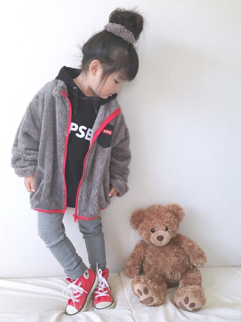 「アイラブCONVERSE、スニーカー、converse、ボア、ユニクロ、バースデー、女の子、おしゃれさんと繋がりたい、プチプラ」｜「Birthdayのアイテム（パーカー、ブラック系）」を使った、haruhinaさん（キッズ・90cm）の冬コーディネートの1枚目の写真