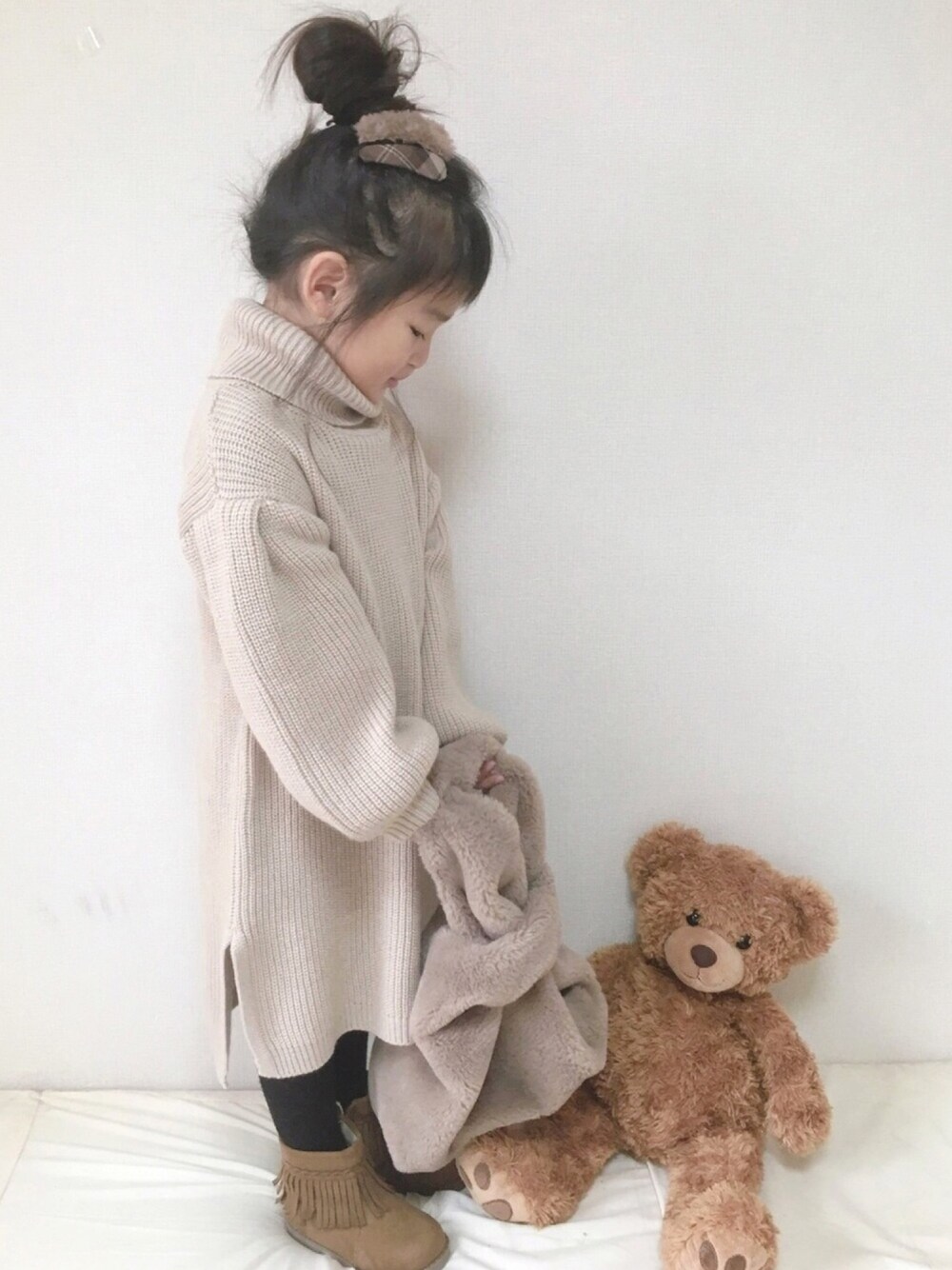 「petitemain、ニットワンピース、おだんごヘアー、みゅーなちゃんmade、シンプル、おしゃれさんと繋がりたい、女の子」｜「petit mainのニットスリットワンピース（ワンピース、ベージュ系）」を使った、haruhinaさん（キッズ・100cm）の冬コーディネートの1枚目の写真
