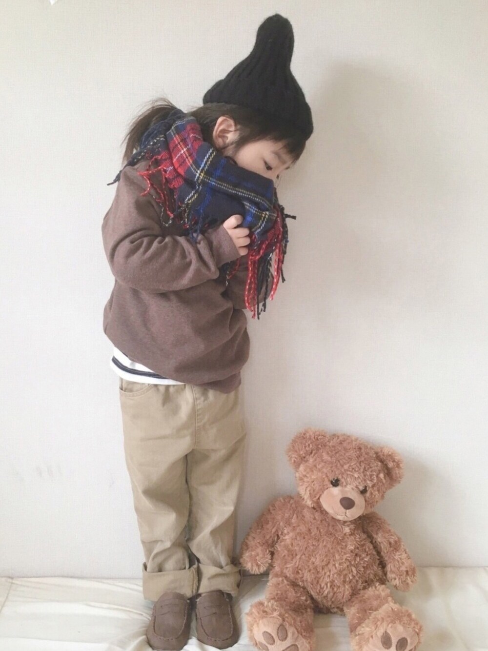 「ブラウン、リングマフラー、プチプラ、ニット帽、西松屋、冬コーデ、おしゃれさんと繋がりたい、女の子」｜「DAISOのアイテム（ニットキャップ/ビーニー、ブラック系）」を使った、haruhinaさん（キッズ・100cm）の冬コーディネートの1枚目の写真
