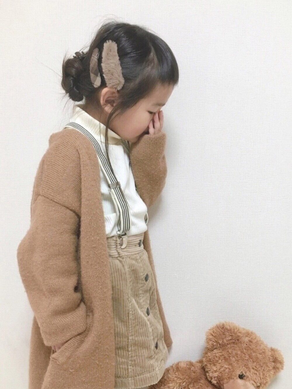 「みゅーなちゃんmade、コーデュロイスカート、サスペンダー、女の子、プチプラ、おしゃれさんと繋がりたい」｜「みゅーなちゃんmadeのアイテム（バレッタ/ヘアクリップ、ブラウン系）」を使った、haruhinaさん（キッズ・100cm）の冬コーディネートの1枚目の写真
