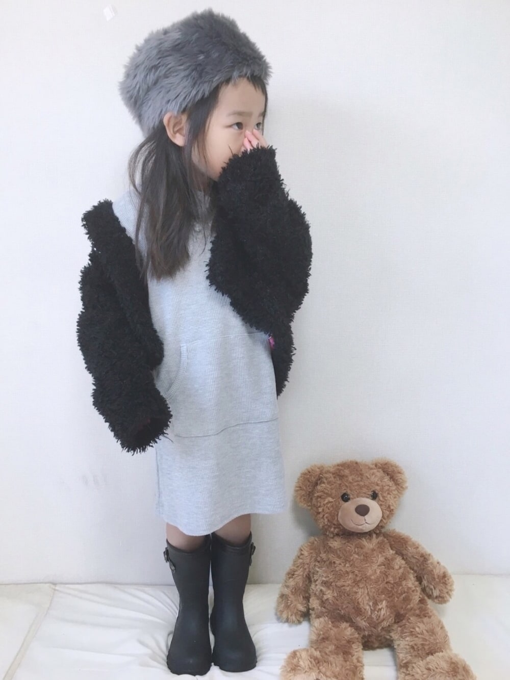 「冬コーデ、モコモコアウター、シンプル、ロシアン帽、パーカーワンピース、おしゃれさんと繋がりたい、女の子」｜「3coinsのアイテム（帽子、グレー系）」を使った、haruhinaさん（キッズ・100cm）の冬コーディネートの1枚目の写真