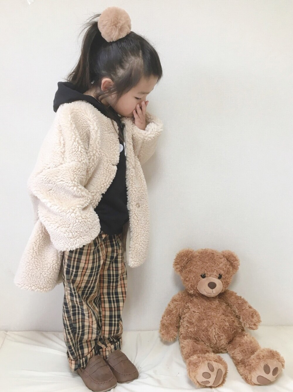 「おしゃれさんと繋がりたい、プチプラ、冬、女の子、ボアジャケット、4歳、チェック」｜「LAUREAのアイテム（ノーカラージャケット、ベージュ系）」を使った、haruhinaさん（キッズ・100cm）の冬コーディネートの1枚目の写真