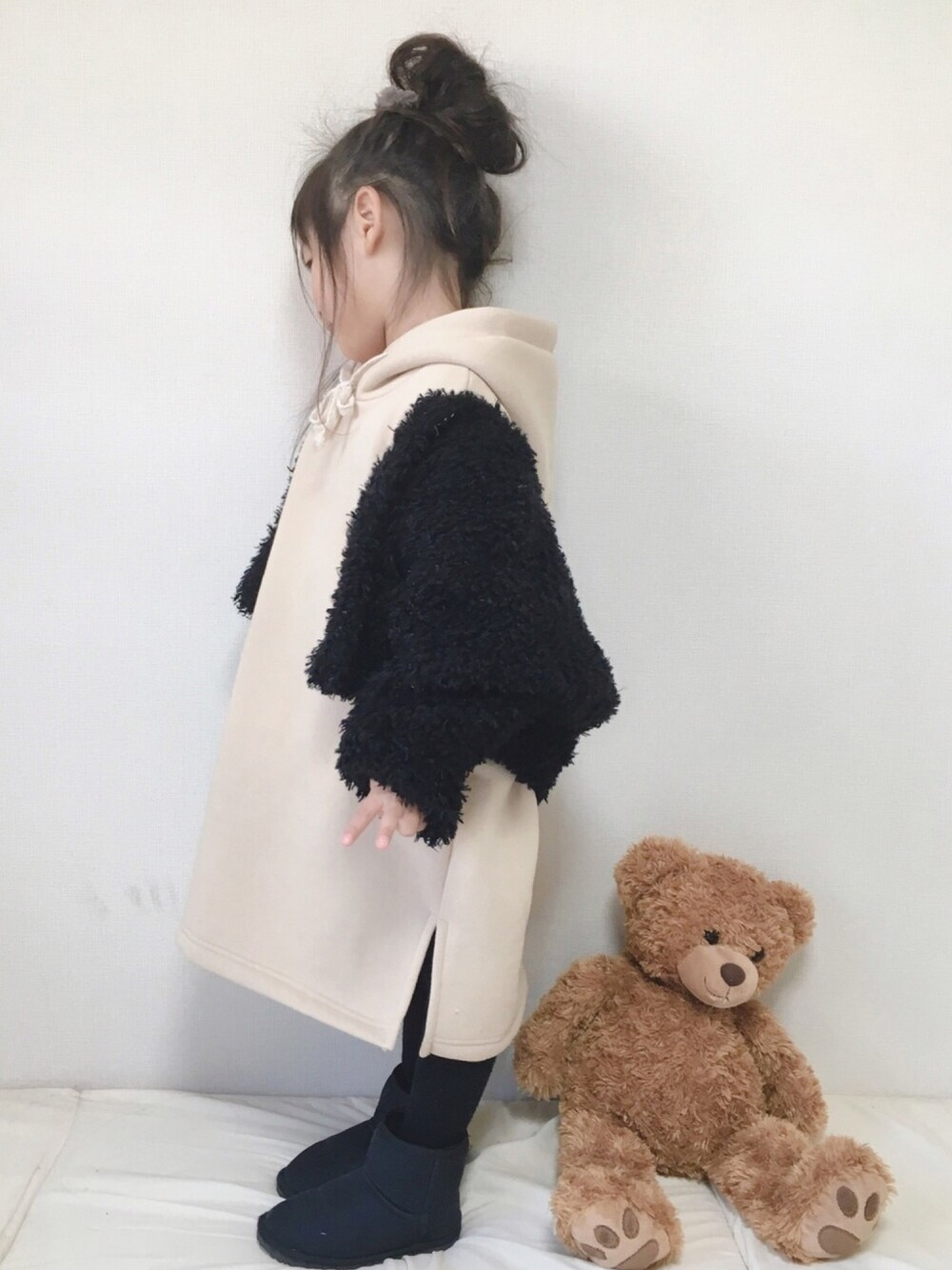 「ゆるコーデ、モコモコアウター、韓国ファッション、パーカーワンピース、おだんごヘアー、シンプル、プチプラ、おしゃれさんと繋がりたい」｜「Skiplandのアイテム（ノーカラージャケット、ブラック系）」を使った、haruhinaさん（キッズ・100cm）の冬コーディネートの1枚目の写真