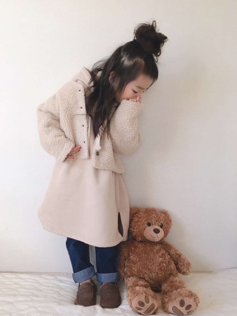 「女の子、おしゃれさんと繋がりたい、ワントーンコーデ、パーカーワンピース、ボアカーディガン、シンプル」｜「CIAOPANIC TYPYの【ママとおそろい】ボア2WAYカーディガン（カーディガン/ボレロ、ベージュ系）」を使った、haruhinaさん（キッズ・100cm）の冬コーディネートの1枚目の写真