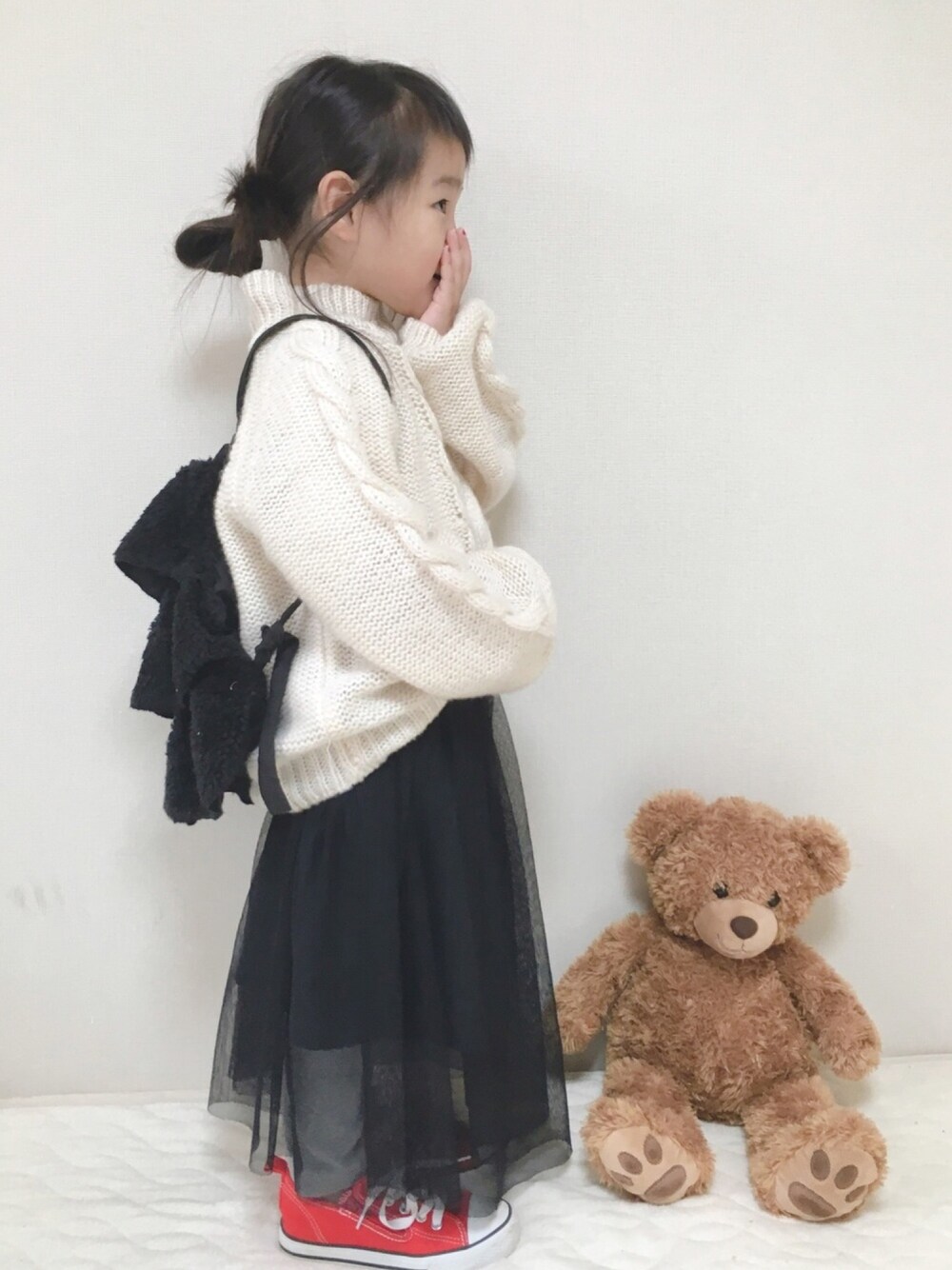 「初売りセールで買いました2019、女の子、スニーカー、4歳、モノトーン、ケーブルニット」｜「petit mainのBIGケーブルニット（ニット/セーター、ホワイト系）」を使った、haruhinaさん（キッズ・100cm）の冬コーディネートの1枚目の写真