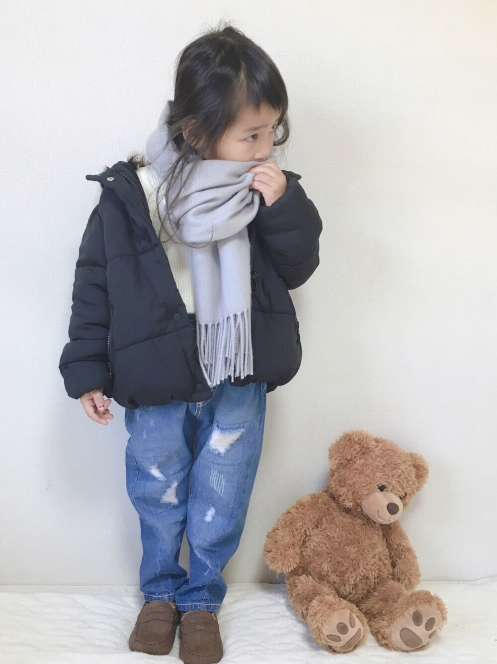 「初売りセールで買いました2019、カジュアル、女の子、デニム、ダウンジャケット、ブランシェス、マフラー、おしゃれさんと繋がりたい」｜「Bee des Beeのダウン風 ジャケット（ダウンジャケット/コート、ブラック系）」を使った、haruhinaさん（キッズ・100cm）の冬コーディネートの1枚目の写真
