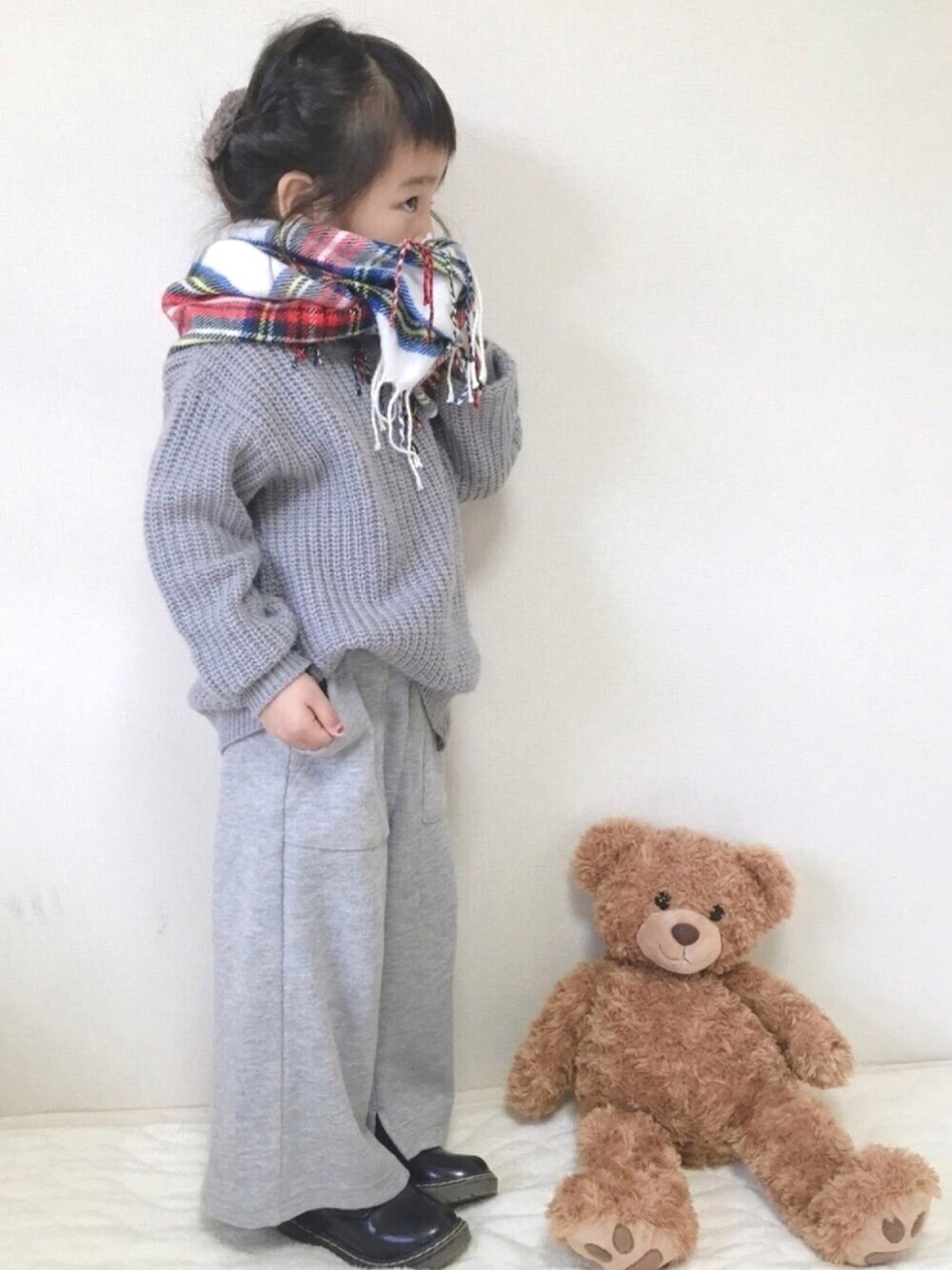 「女の子、プチプラ、ニット、ワントーンコーデ、グレー、リングマフラー、おしゃれさんと繋がりたい」｜「RUSH HOURのアイテム（ニット/セーター、グレー系）」を使った、haruhinaさん（キッズ・100cm）の冬コーディネートの1枚目の写真