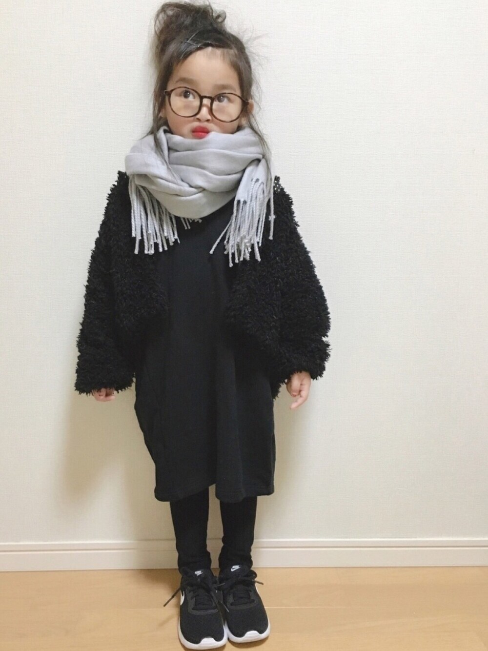 「シンプル、オールブラック、ワントーンコーデ、おしゃれさんと繋がりたい、黒スキニー、女の子」｜「skip landのアイテム（ノーカラージャケット、ブラック系）」を使った、haruhinaさん（キッズ・100cm）の冬コーディネートの1枚目の写真