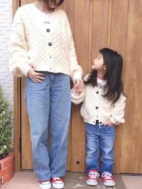 「UNIQLO（ユニクロ）のハイライズワイドストレートジーンズ（デニムパンツ）」を使った、haruhinaさん（キッズ・100cm）の冬コーディネート