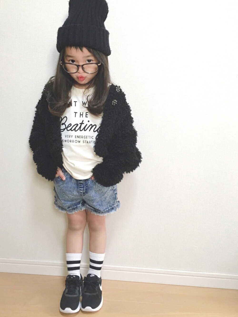 「ショートパンツ、ボア、ニット帽、ロゴT、女の子、おしゃれさんと繋がりたい、ラインソックス」｜「skip landのアイテム（ノーカラージャケット、ブラック系）」を使った、haruhinaさん（キッズ・100cm）の冬コーディネートの1枚目の写真
