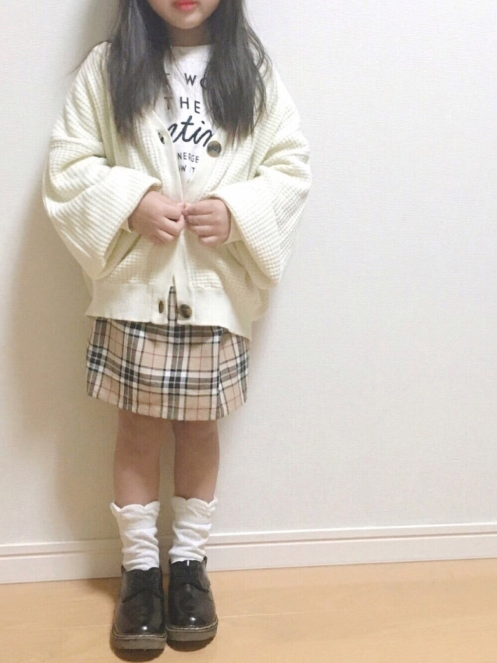 「チェックスカート、ミニスカート、白カーディガン、おしゃれさんと繋がりたい、女の子、hokkoriko」｜「3can4onの【150cmまで】ビックTシャツ（Tシャツ/カットソー、ホワイト系）」を使った、haruhinaさん（キッズ・100cm）の冬コーディネートの1枚目の写真