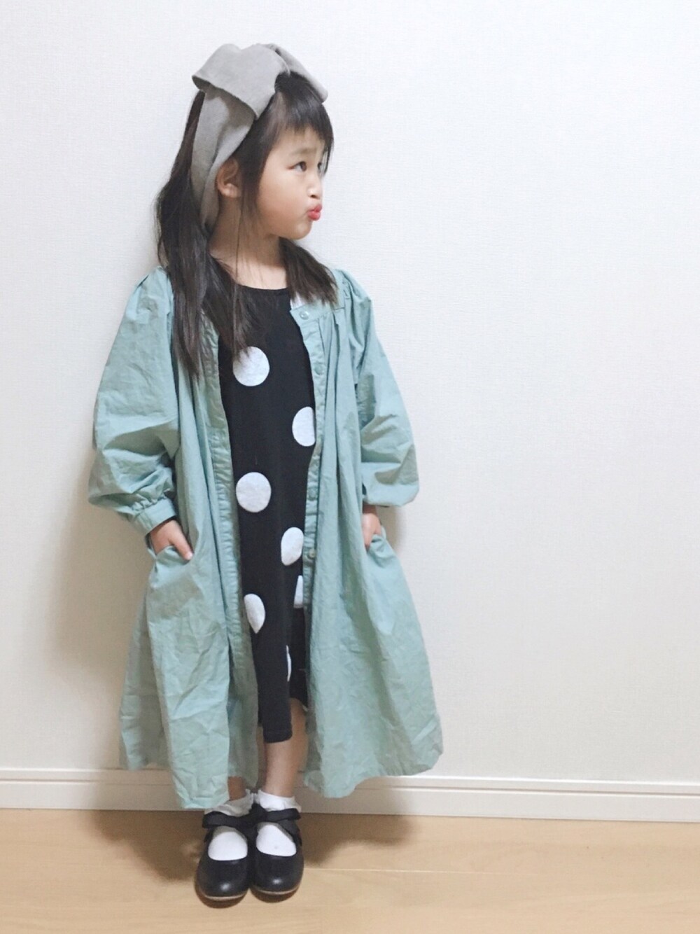 「レイヤードstyle、マーキーズ、ワンピ×ワンピ、ドット、女の子、おしゃれさんと繋がりたい」｜「Three Four TimeのリブカットソーBIGリボンターバン（ヘアバンド、グレー系）」を使った、haruhinaさん（キッズ・100cm）の冬コーディネートの1枚目の写真