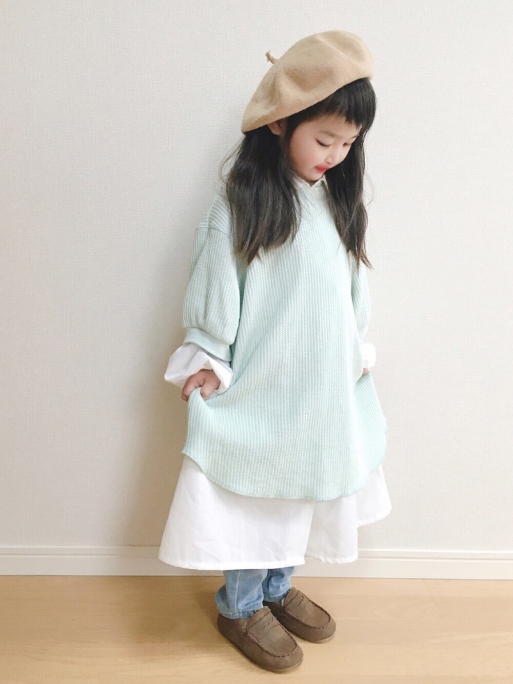 「女の子、シンプル、ワンピース、ユニクロ、ベレー帽、レイヤードスタイル、ゆるコーデ、春コーデ」｜「UNIQLOのワッフルクルーネックT（5分袖）（Tシャツ/カットソー、グリーン系）」を使った、haruhinaさん（キッズ・100cm）の冬コーディネートの1枚目の写真