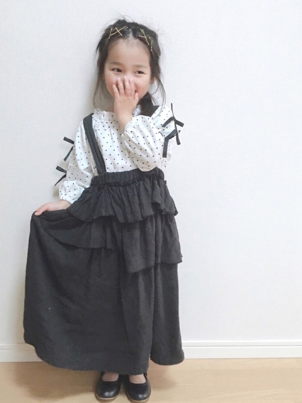 「モノトーン、ドット、おしゃれさんと繋がりたい、ロングスカート、女の子」｜「Birthdayのアイテム（シャツ/ブラウス、ホワイト系）」を使った、haruhinaさん（キッズ・100cm）の春コーディネートの1枚目の写真