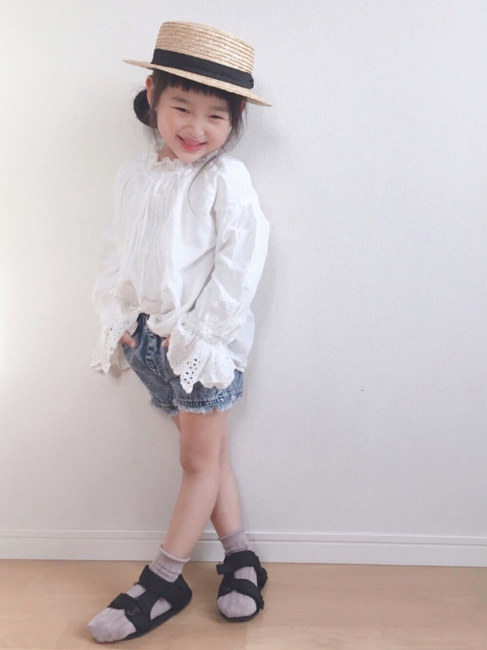 ホワイト系のシャツ/ブラウス、ブルー系のデニムパンツ、その他のその他を着用したキッズの春コーディネートの1枚目の写真