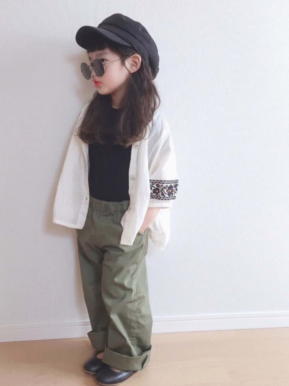 「平成最後のWEARISTAセンバツ、春、カーキ、刺繍ブラウス、キャスケット、おしゃれさんと繋がりたい、女の子」｜「Granny Branketのマイシシュウライトカーディガン（90～140cm）（カーディガン/ボレロ、ホワイト系）」を使った、haruhinaさん（キッズ・100cm）の春コーディネートの1枚目の写真