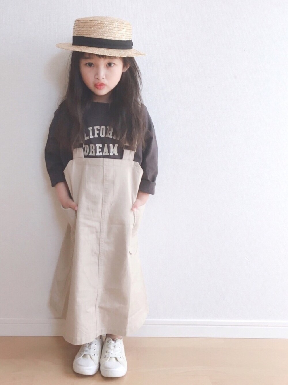 「平成最後のWEARISTAセンバツ、春、ベージュ、女の子、おしゃれさんと繋がりたい、ジャンパースカート、カンカン帽」｜「BRANSHESのエプロンジャンパースカート（ジャンパースカート、ベージュ系）」を使った、haruhinaさん（キッズ・100cm）の春コーディネートの1枚目の写真