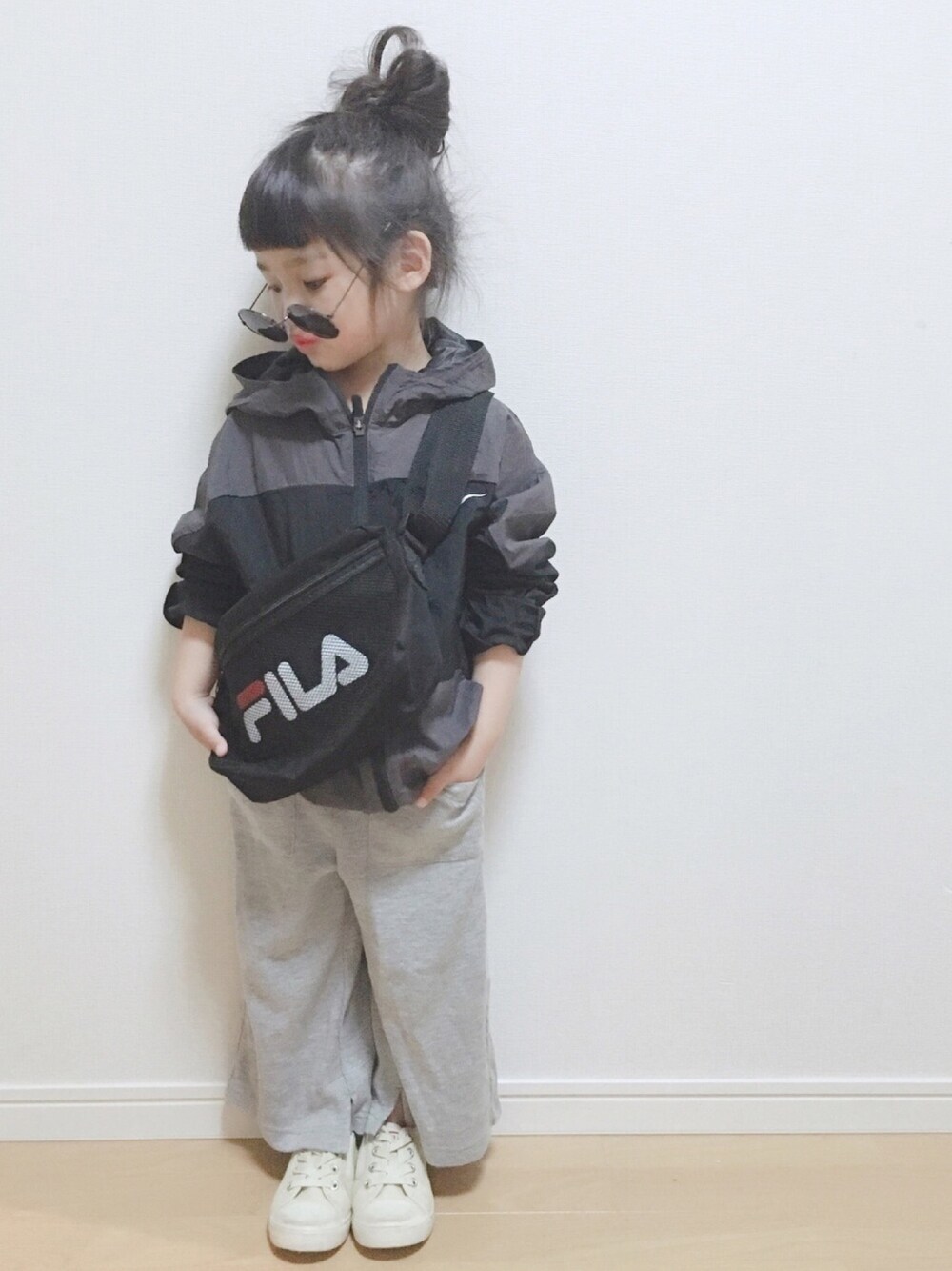 「平成最後のWEARISTAセンバツ、ナイロンジャケット、ナイキ、ワイドパンツ、シンプル、おしゃれさんと繋がりたい、女の子」｜「green label relaxingのNIKE（ナイキ）ウーブンジャケット（ブルゾン、ブラック系）」を使った、haruhinaさん（キッズ・100cm）の春コーディネートの1枚目の写真