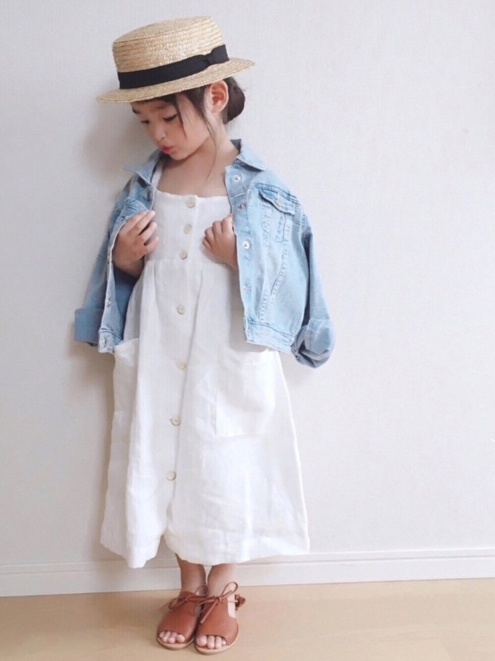 「春夏コーデ、シンプルコーデ、カンカン帽、ZARA、デニムジャケット、ワンピース」｜「H&Mのアイテム（デニムジャケット、ブルー系）」を使った、haruhinaさん（キッズ・100cm）の春コーディネートの1枚目の写真