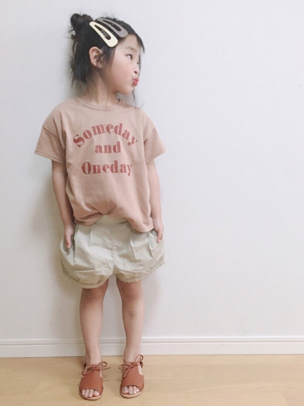「夏コーデ、ワントーンコーデ、ベージュ、ショートパンツ、ロゴT、おしゃれさんと繋がりたい、女の子」｜「Birthdayのアイテム（Tシャツ/カットソー、ブラウン系）」を使った、haruhinaさん（キッズ・100cm）の春コーディネートの1枚目の写真