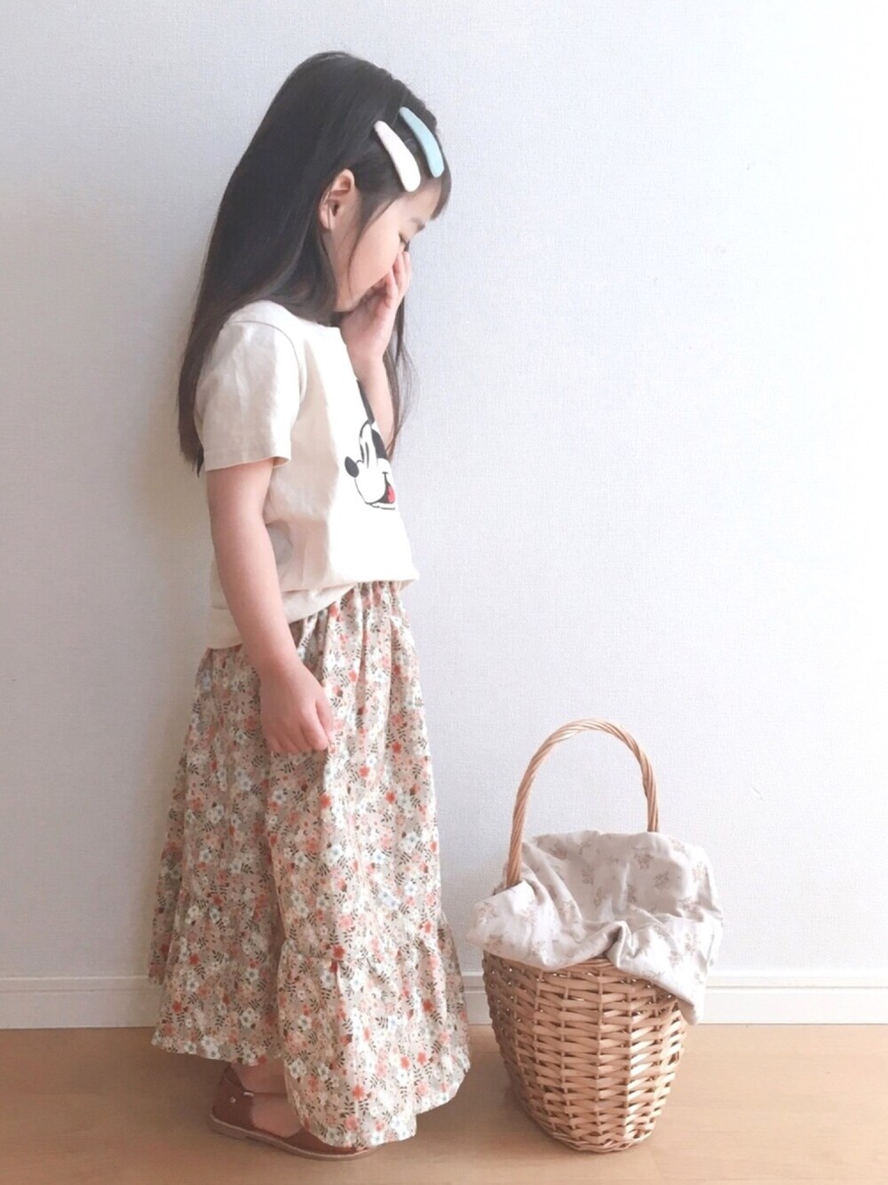 「Tシャツ、女の子、みゅーなちゃんmade、花柄、ガーリー、ミッキー」｜「みゅーなメイド♡のアイテム（バレッタ/ヘアクリップ、ベージュ系）」を使った、haruhinaさん（キッズ・100cm）の春コーディネートの1枚目の写真