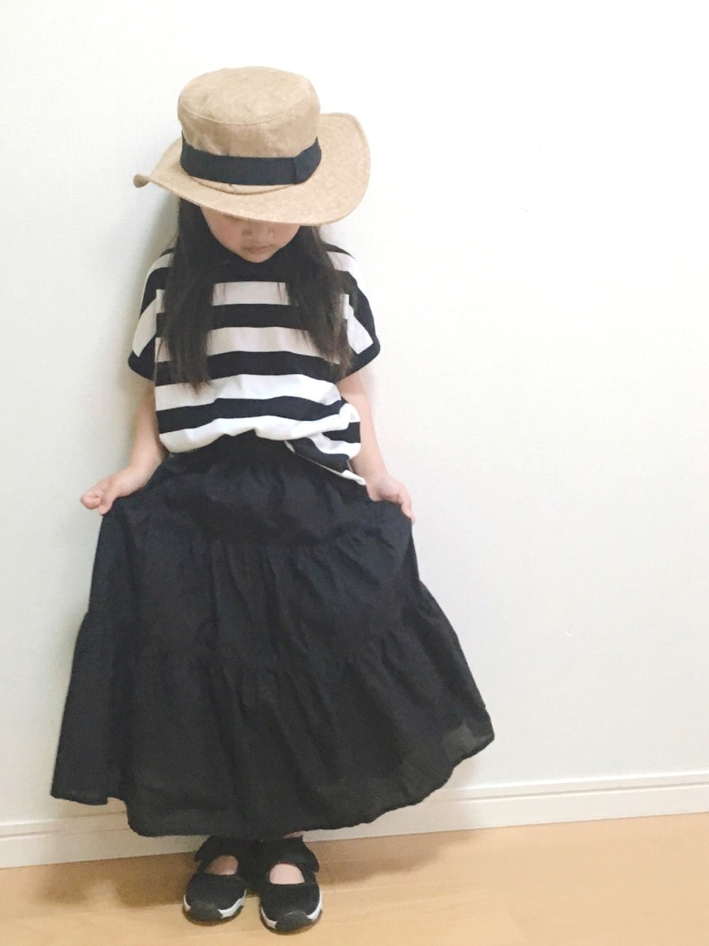 「女の子、ボーダー、ティアードスカート、モノトーン、GU、おしゃれさんと繋がりたい」｜「GLOBAL WORKの【キッズ】ムギワラフウHAT【抗菌防臭】/827131（ハット、ベージュ系）」を使った、haruhinaさん（キッズ・100cm）の春コーディネートの1枚目の写真