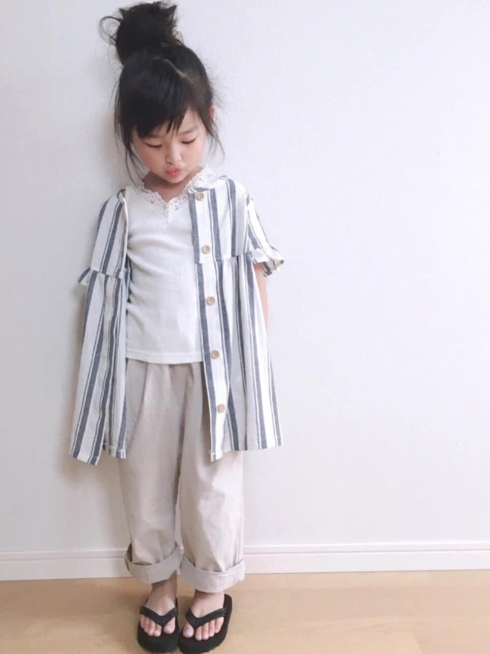 「プチプラコーデ、おしゃれさんと繋がりたい、オトナカジュアル、リネン、シャツスタイル、ストライプ、4歳」｜「しまむらのアイテム（シャツ/ブラウス、ホワイト系）」を使った、haruhinaさん（キッズ・100cm）の夏コーディネートの1枚目の写真