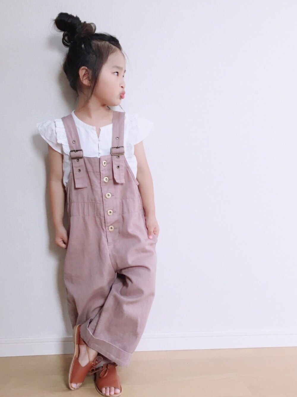 「おしゃれさんと繋がりたい、サロペット、フリル、おだんごヘアー、くすみピンク、女の子」｜「H&Mのアイテム（シャツ/ブラウス、ホワイト系）」を使った、haruhinaさん（キッズ・100cm）の夏コーディネートの1枚目の写真