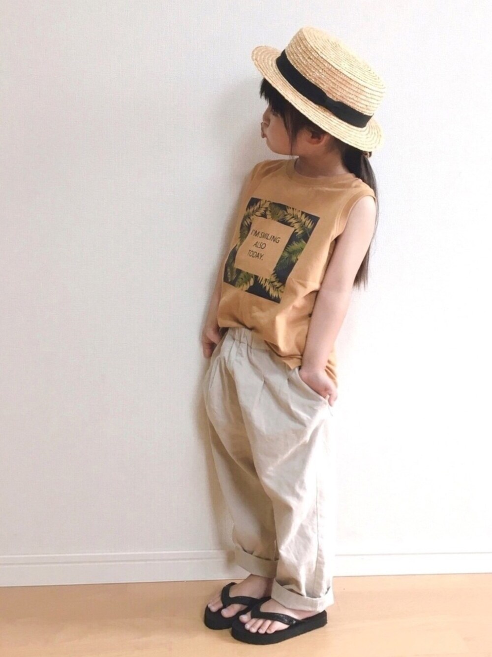 「おしゃれさんと繋がりたい、カジュアル、カンカン帽、ベージュ、タンクトップ、女の子」｜「BRANSHESのボタニカル柄ボックスロゴタンクトップ（タンクトップ、ブラウン系）」を使った、haruhinaさん（キッズ・100cm）の夏コーディネートの1枚目の写真