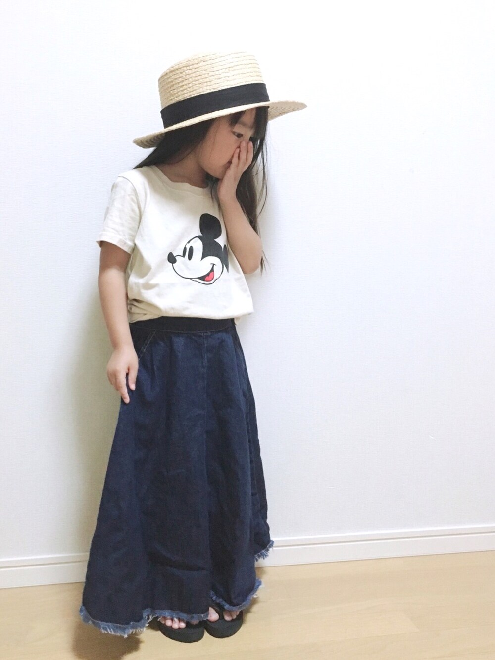 「カンカン帽、むぎわら帽子、麦わら帽子、デニムスカート、ミッキーT、おしゃれさんと繋がりたい、女の子」｜「GLOBAL WORKの【快適機能付き】ツバヒロラフィアHAT/801031（ハット、ベージュ系）」を使った、haruhinaさん（キッズ・100cm）の夏コーディネートの1枚目の写真