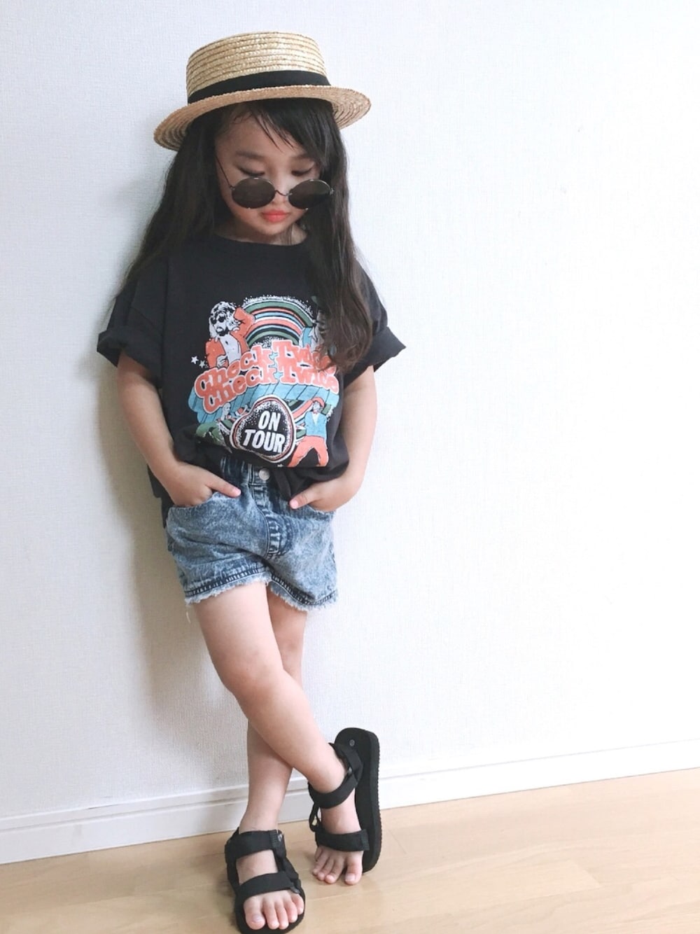 「夏だ！Tシャツ着よう！、カジュアルコーデ、女の子、むぎわら帽子、カジュアル、ショートパンツ、ロゴT」｜「MARKEY'Sのアイテム（Tシャツ/カットソー、ブラック系）」を使った、haruhinaさん（キッズ・100cm）の夏コーディネートの1枚目の写真