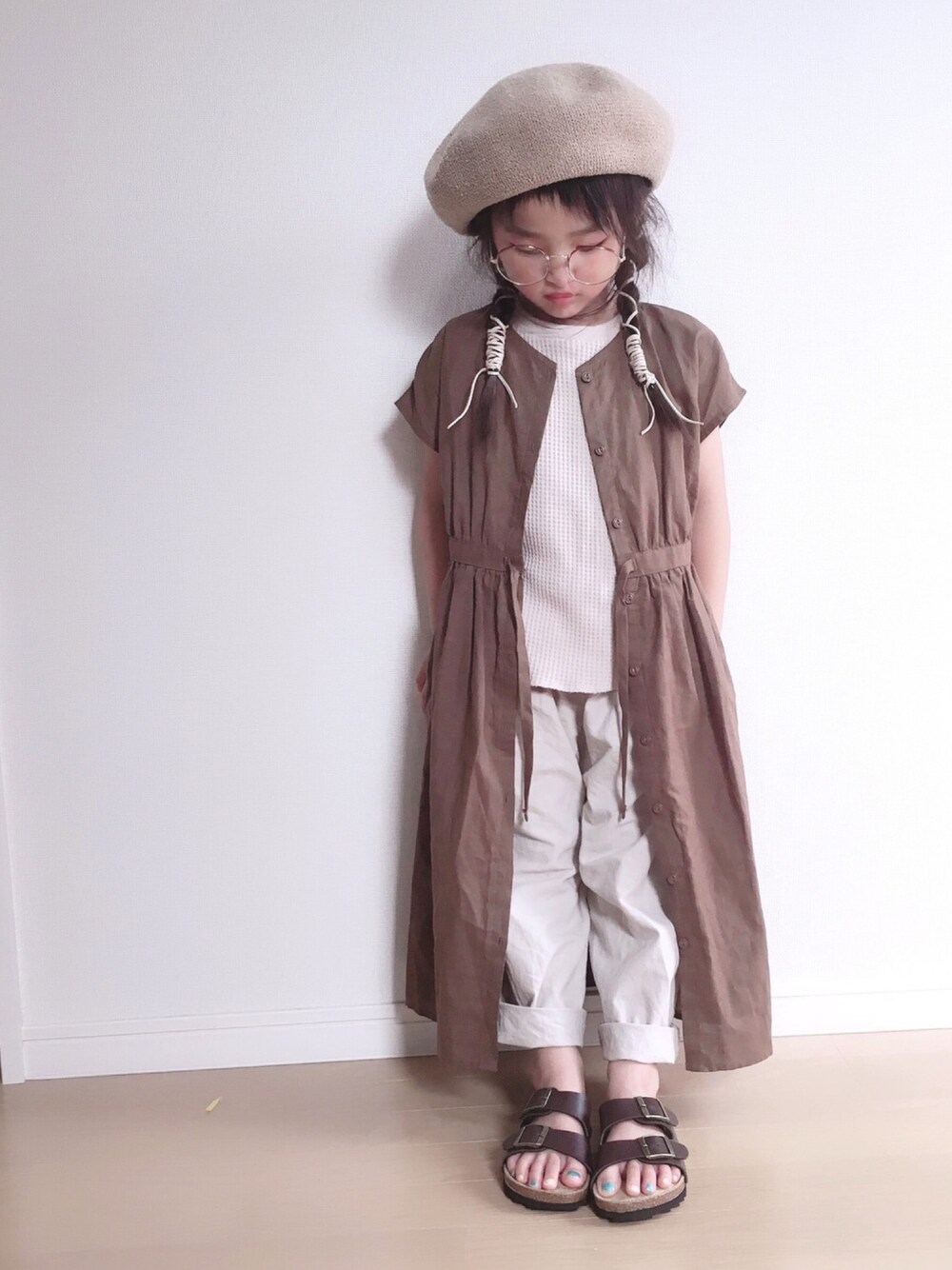 「おしゃれさんと繋がりたい、ブラウン、ベレー帽、ワントーンコーデ、女の子、めがね」｜「CIAOPANIC TYPYの【ママとおそろい】ワッフルノースリーブTee（Tシャツ/カットソー、ベージュ系）」を使った、haruhinaさん（キッズ・100cm）の夏コーディネートの1枚目の写真