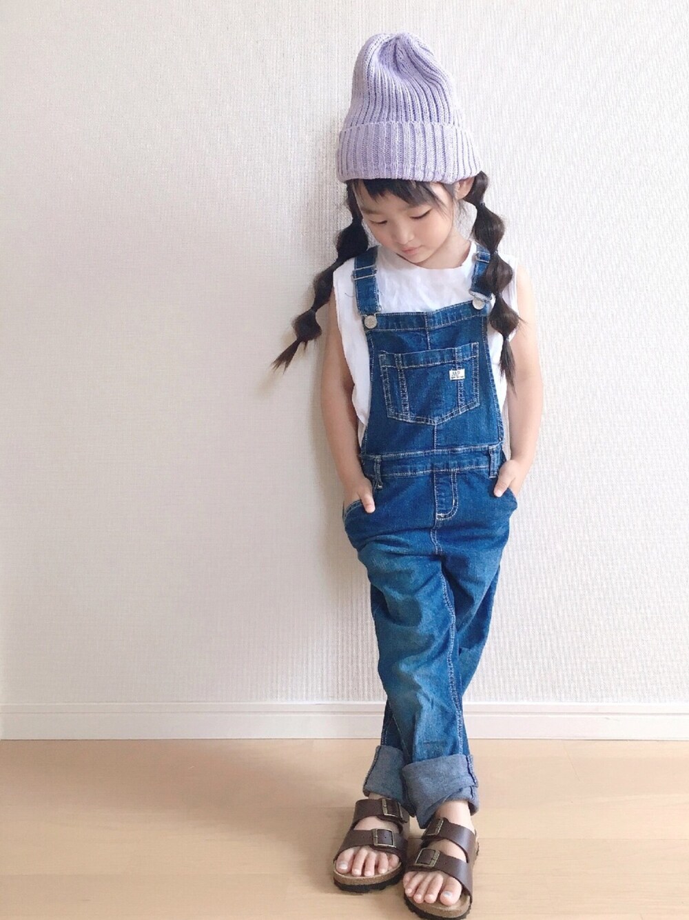 「女の子、デニムサロペット、シンプル、プチプラ、おしゃれさんと繋がりたい、サロペット」｜「LOWRYS FARMのＵＳＡノースリーブ　830613（タンクトップ、ホワイト系）」を使った、haruhinaさん（キッズ・100cm）の夏コーディネートの1枚目の写真
