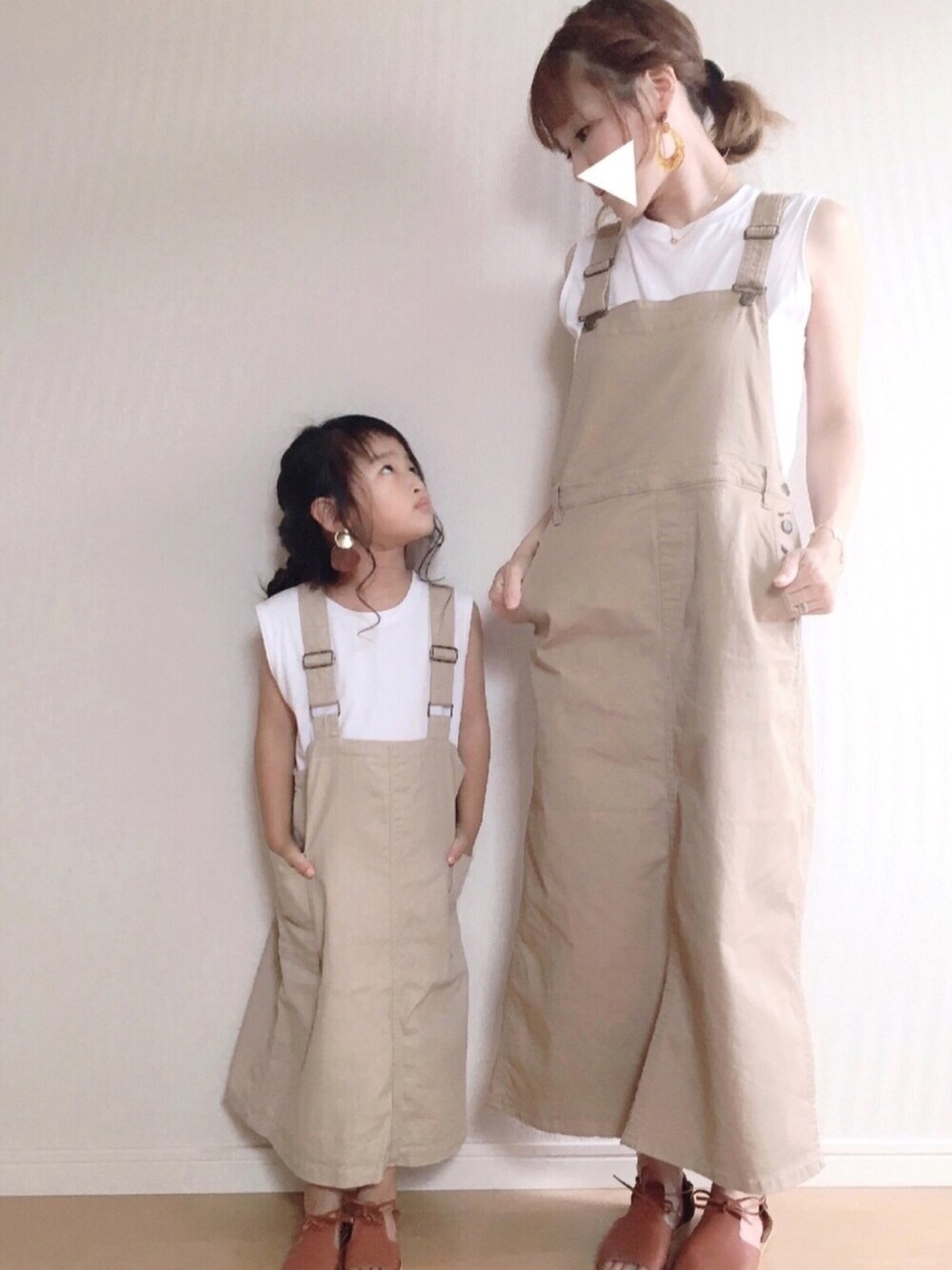 「夏、ベージュ、おしゃれさんと繋がりたい、親子コーデ、シンプル、ジャンパースカート」｜「LOWRYS FARMのＵＳＡノースリーブ　830613（タンクトップ、ホワイト系）」を使った、haruhinaさん（キッズ・100cm）の夏コーディネートの1枚目の写真