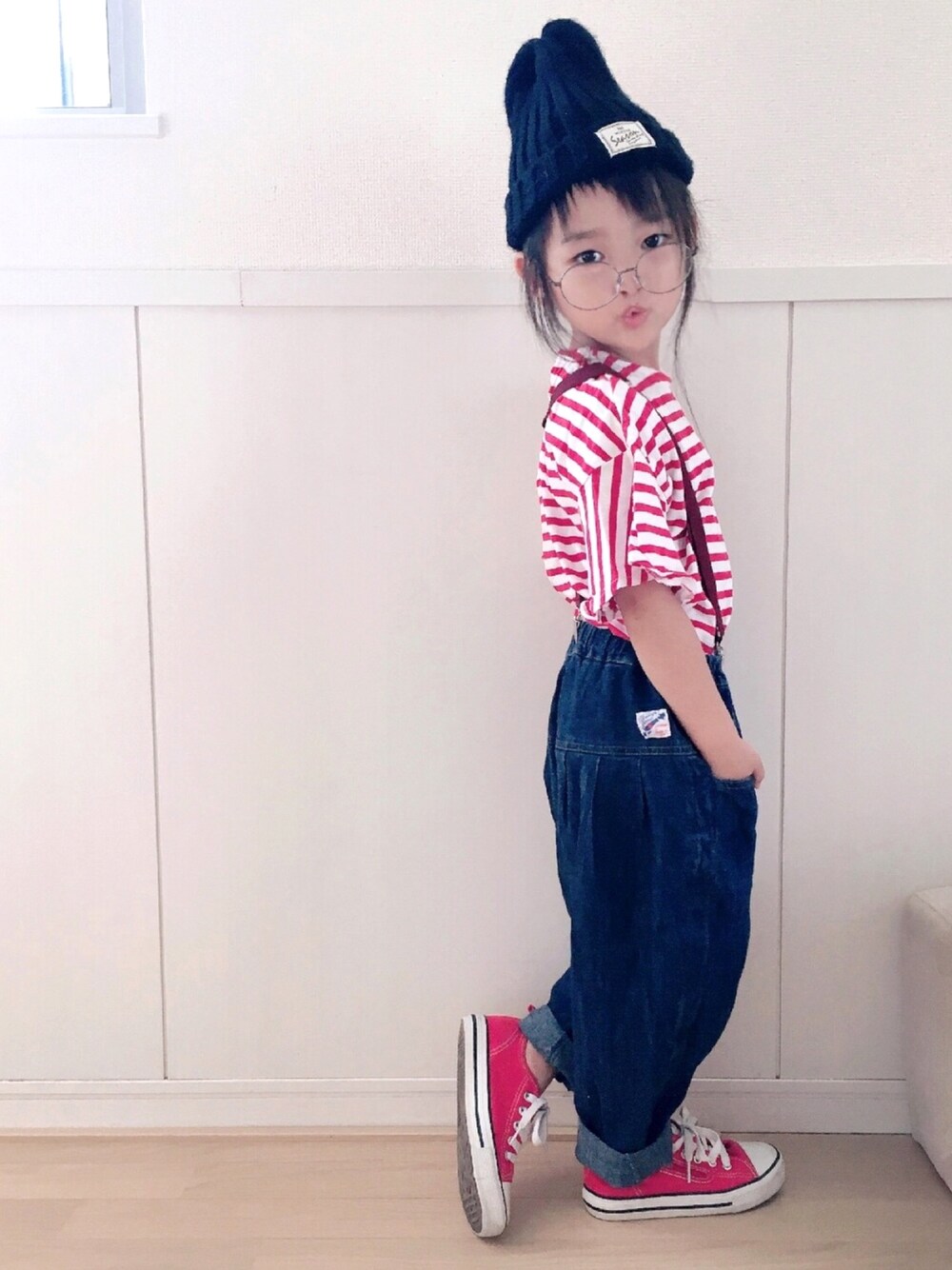 「赤ボーダー、夏のボーダーフェス、4歳、カジュアル、サスペンダー、おしゃれさんと繋がりたい、ニット帽」｜「JIPPONの６オンスデニムルーズテーパーパンツ（デニムパンツ、ブルー系）」を使った、haruhinaさん（キッズ・100cm）の夏コーディネートの1枚目の写真