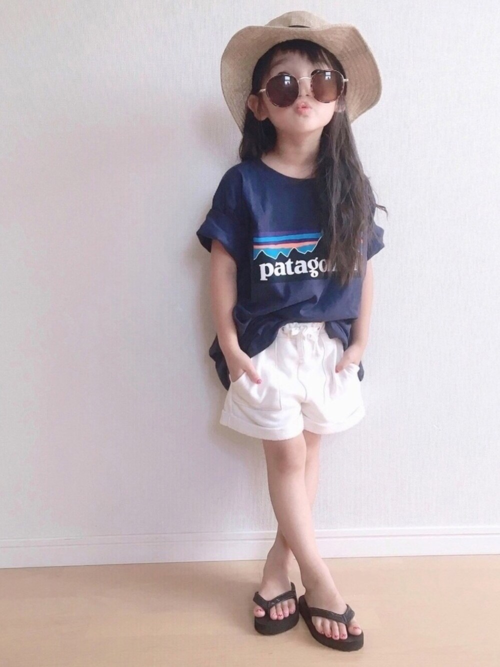 「patagonia、summer、おしゃれさんと繋がりたい、4歳、シンプル、ショートパンツ」｜「patagoniaのパタゴニア / ボーイズ・P-6ロゴ・オーガニック・Tシャツ（Tシャツ/カットソー、ブルー系）」を使った、haruhinaさん（キッズ・100cm）の夏コーディネートの1枚目の写真