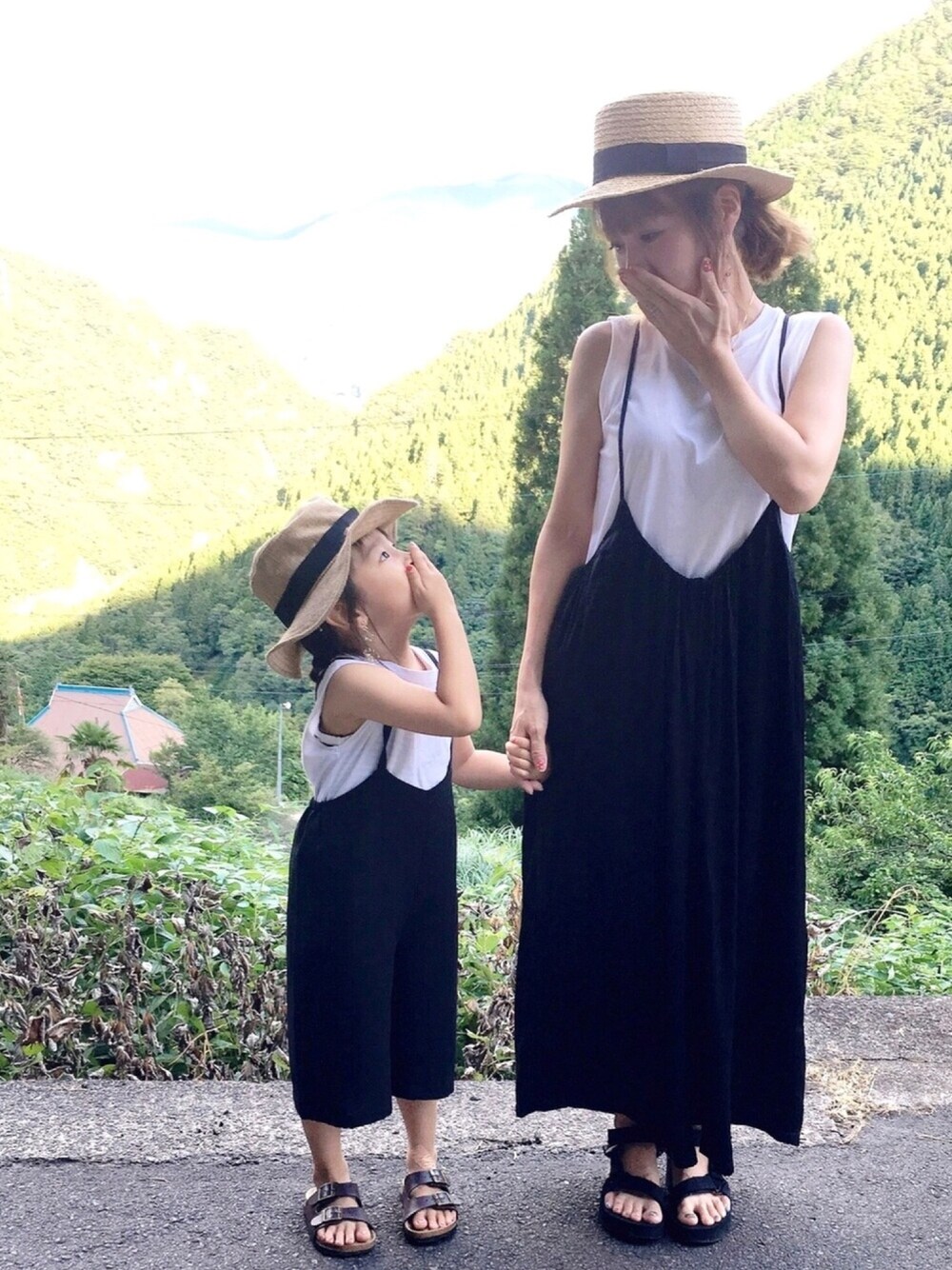 「GU、モノトーン、親子コーデ、サンダル、ノースリーブ」｜「UNIQLOのマーセライズコットンT（ノースリーブ）（Tシャツ/カットソー、ホワイト系）」を使った、haruhinaさん（キッズ・100cm）の夏コーディネートの1枚目の写真