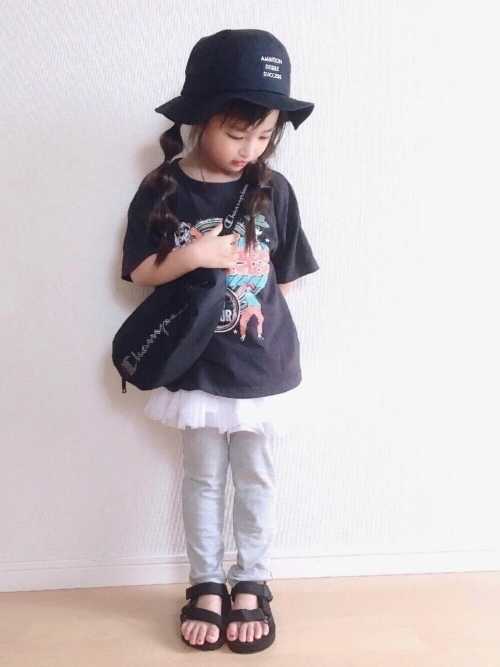 「女の子、君と夏フェス、スポーツサンダル、バケットハット、チュールスカート、ロックT、フェススタイル」｜「BRANSHESの刺繍ロゴ入りハット（ハット、ブラック系）」を使った、haruhinaさん（キッズ・100cm）の夏コーディネートの1枚目の写真