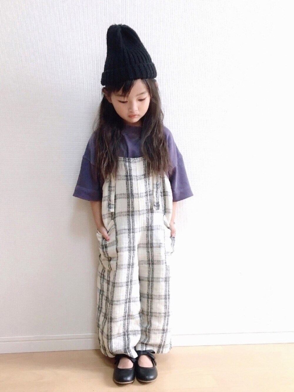 パープル系のTシャツ/カットソー、ホワイト系のサロペット/オーバーオール、ブラック系のバレエシューズを着用したキッズの夏コーディネートの1枚目の写真