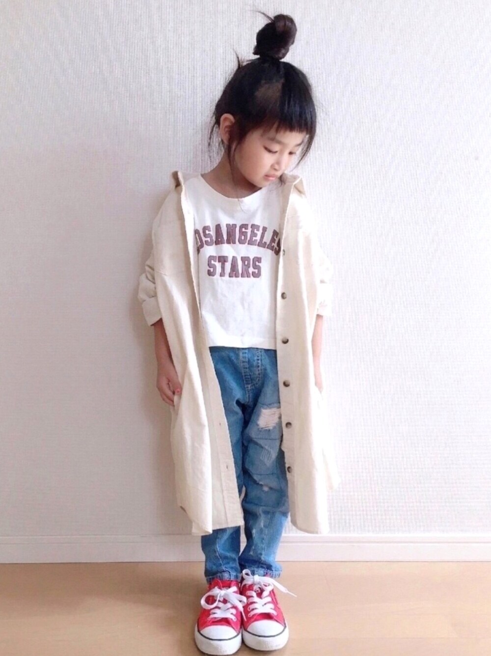 「GU、シャツワンピ、おしゃれさんと繋がりたい、おだんごヘアー、デニム、女の子」｜「CIAOPANIC TYPYの【ママとおそろい】BIGカレッジLA Tee（Tシャツ/カットソー、ホワイト系）」を使った、haruhinaさん（キッズ・100cm）の夏コーディネートの1枚目の写真