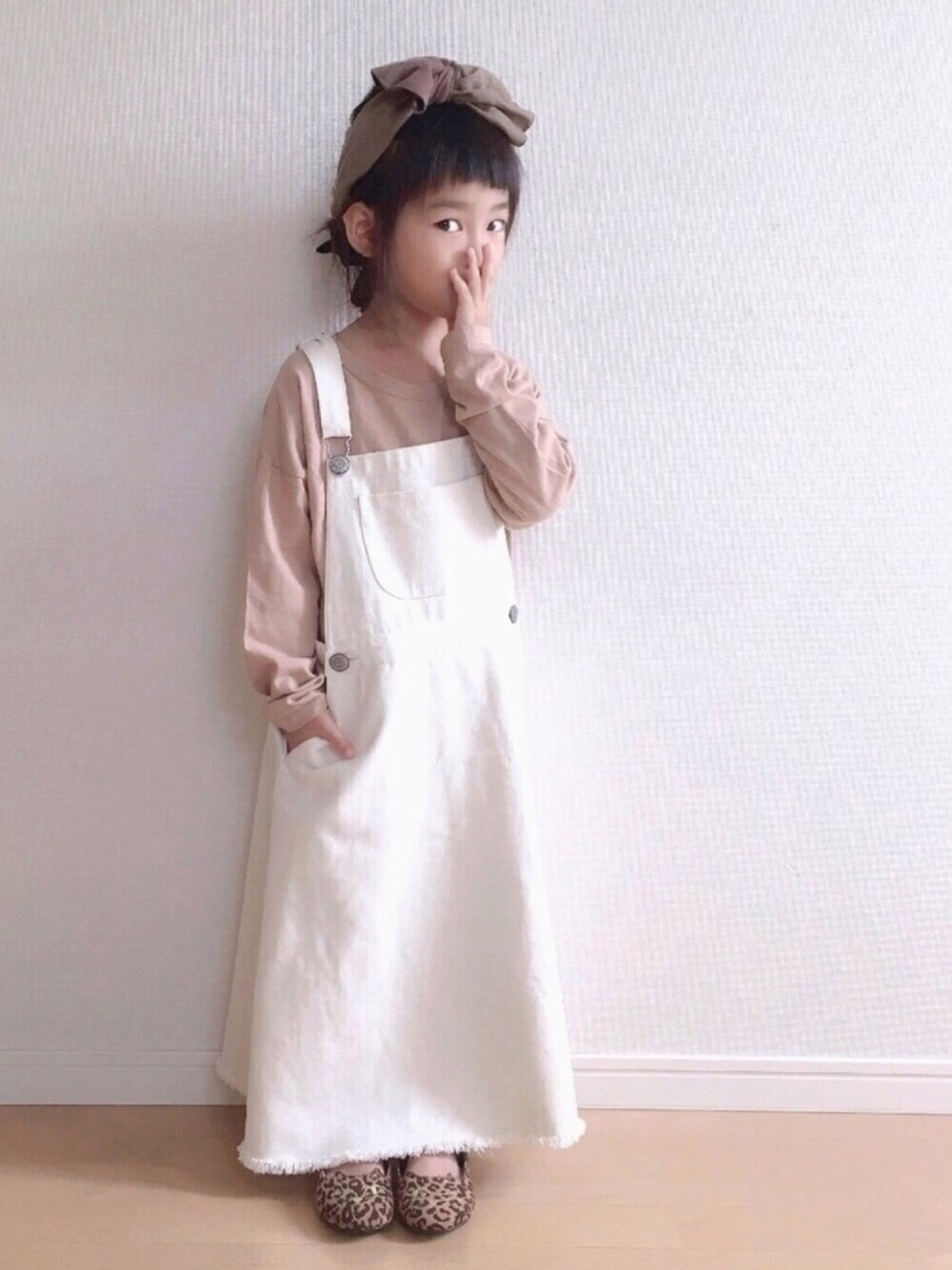 「秋のカフェオレコーデ、ジャンパースカート、ヘアバンド、おしゃれさんと繋がりたい、女の子」｜「CIAOPANIC TYPYの【CIAOPANIC TYPY lil'】バイカラーBIGターバン（ヘアバンド、ブラウン系）」を使った、haruhinaさん（キッズ・100cm）の秋コーディネートの1枚目の写真